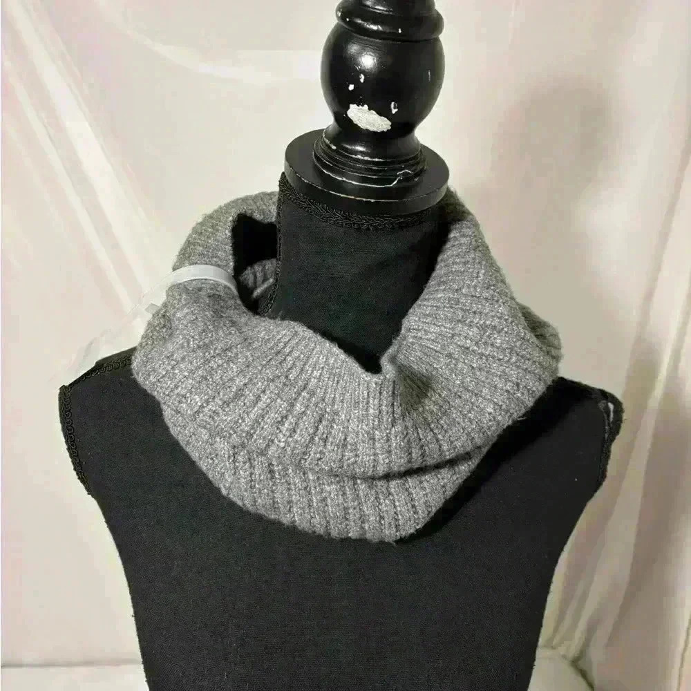 New with tags, womens knit infinity scarf, #A012